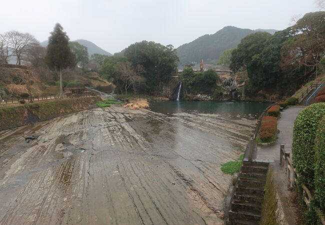 塩田川の遊歩道を通ってたどり着けるようですが…、轟の滝 ♪