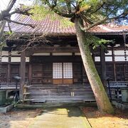 妙立寺に行く際に立ち寄ったおてらです。松尾芭蕉も奥の細道の旅の途中に立ち寄ったそうです。