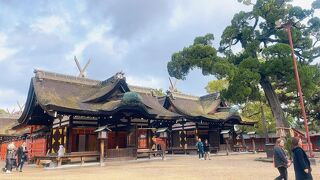 大きな反橋が目印の、立派な神社です