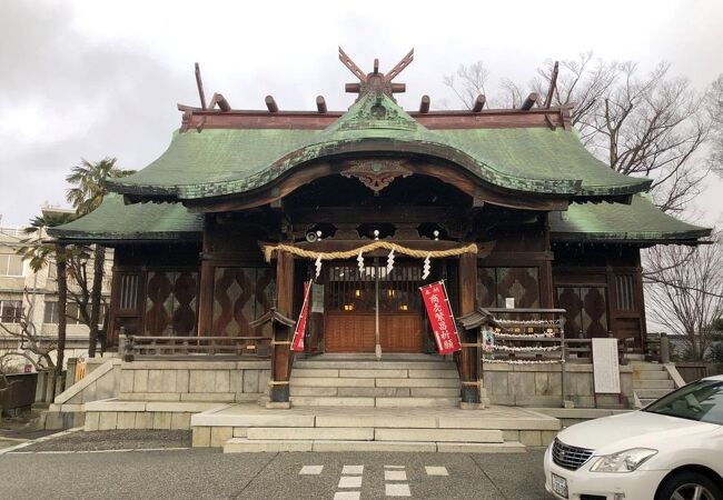 「市場発祥の地」とされる由緒ある神社で、主計町のお店の氏神様です。