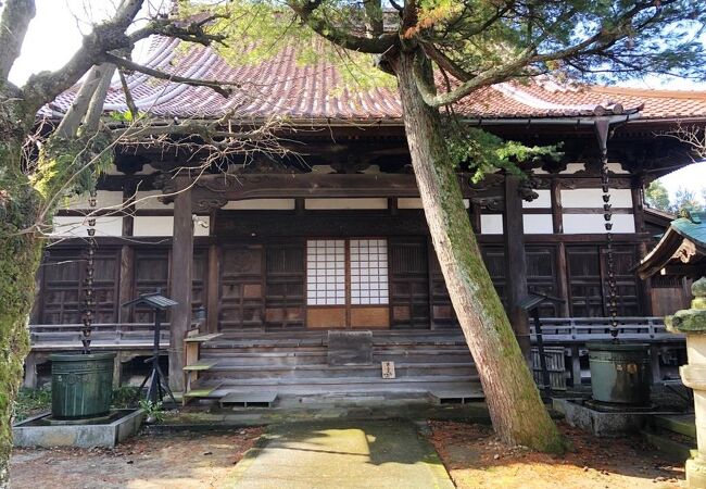 妙立寺に行く際に立ち寄ったおてらです。松尾芭蕉も奥の細道の旅の途中に立ち寄ったそうです。