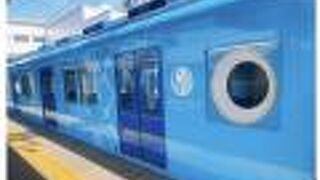 南海加太線のラッピング電車。　赤・ピンク・水色・黒の4種類運行されていて、事前に運行スケジュールもチェックできます!