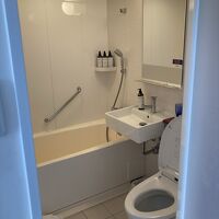 広さ・バスタブどれも普通の大きさ。トイレの洗浄音は静か！