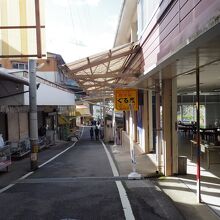 この商店街を通って洞窟へ行きます