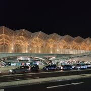 昼間はホームを除くと薄暗い駅。夜は駅外から見ると美しい