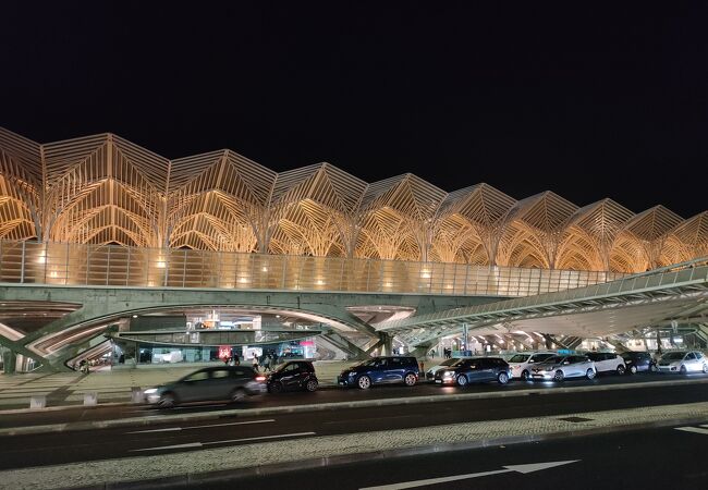 昼間はホームを除くと薄暗い駅。夜は駅外から見ると美しい