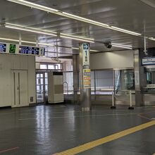 ポートライナー三ノ宮駅。