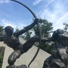 エミール＝アントワーヌ・ブールデル「弓をひくヘラクレス」