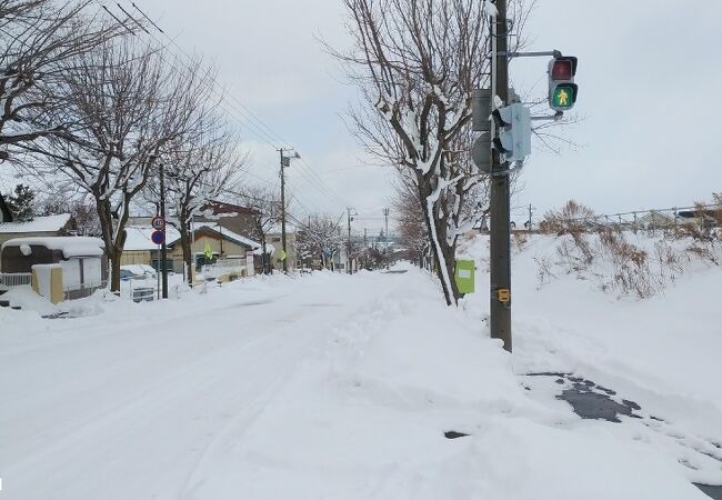 緩やかな坂で幅員も広いゆったりとした道