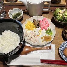 朝ごはんの鶏飯定食です。ビュッフェでなくメニューから選ぶ方式