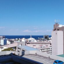 左方向に伊豆の海に初島も見えます