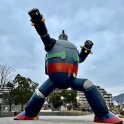 地下鉄新長田駅を上るとすぐの広場にあります