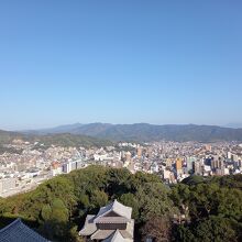 お城の上階から見晴らせた山と松山の街並み