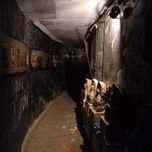マントラ洞窟の展示