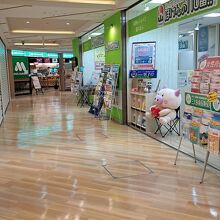 地下にはお店があり便利