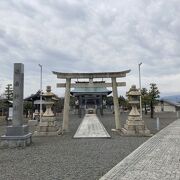 揖斐川を望む神社