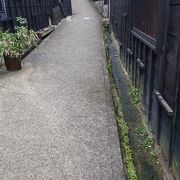 黒い板壁が素敵な小路