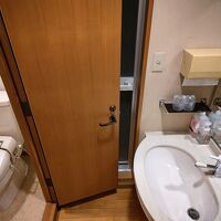 トイレと洗面は玄関近くに。