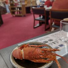 食事を終える直前に突如現れた「伊勢エビ」の蒸焼きにびっくり！