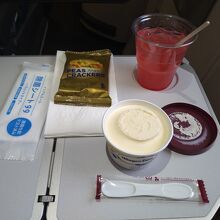 食後にハーゲンダッツのバニラアイスとシンガポールスリングを