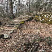 背後の山は燧ケ城跡