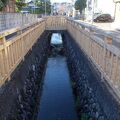 日野駅の近くにも。道路の真ん中を用水路が