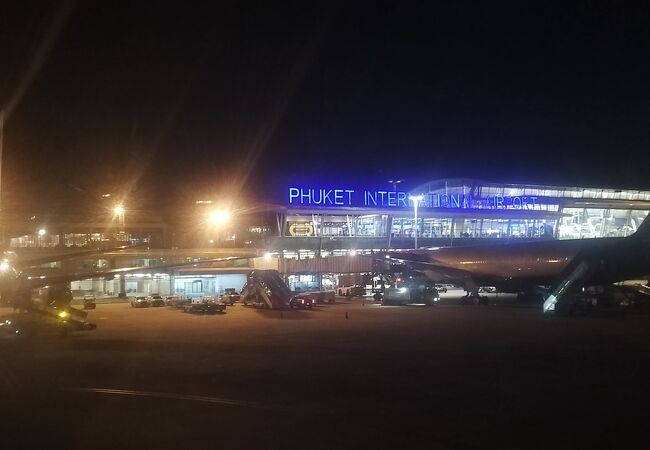 プーケット国際空港 (HKT)