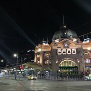 建物の外観が魅力的で夜景がとりわけ美しいメルボルンの鉄道駅