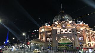 建物の外観が魅力的で夜景がとりわけ美しいメルボルンの鉄道駅