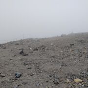 山頂付近だけ霧に包まれ強風が吹き荒れる