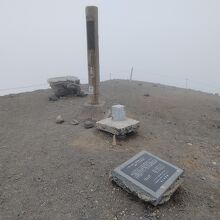 霧に包まれていた旭岳山頂
