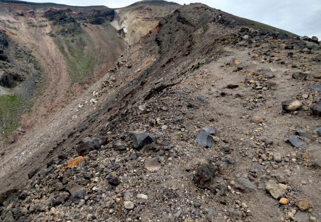 急傾斜の砂礫地の登りが続いて疲れました