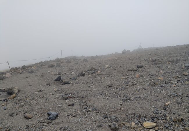 山頂付近だけ霧に包まれ強風が吹き荒れる