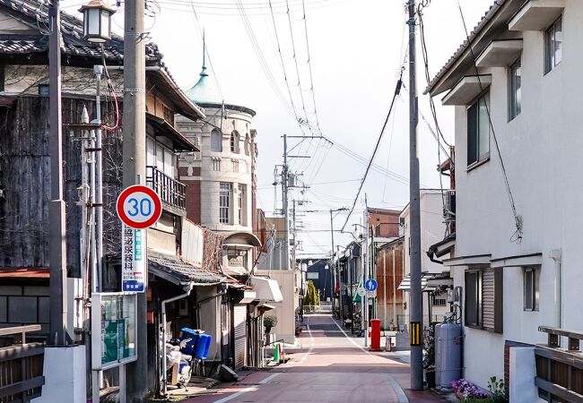 商店街からアーケドは撤去され、旧網干銀行の建物で営業していた洋品店さんは「旧網干銀行 湊倶楽部」に変わっていました