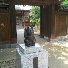 招き猫の銅像