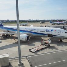 窓から見えた羽田行き飛行機