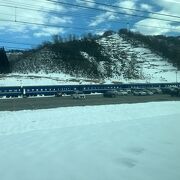 列車の休憩所がある元祖エキチカスキー場