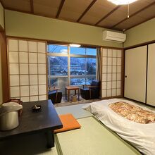 バスなし渓谷沿いの和室