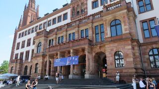 私たちが訪れた時には結婚式が行われていたり、裏手には市場も出ていました