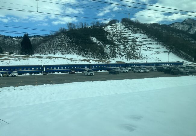 列車の休憩所がある元祖エキチカスキー場