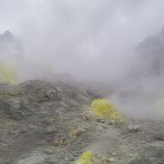 間近で煙と湯と硫黄臭を感じる