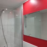 浴室。派手な赤色がちょっと・・・。