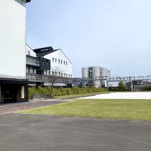 工場見学をする建物入口