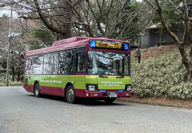 六甲山上バスと六甲摩耶スカイシャトルバスを運行
