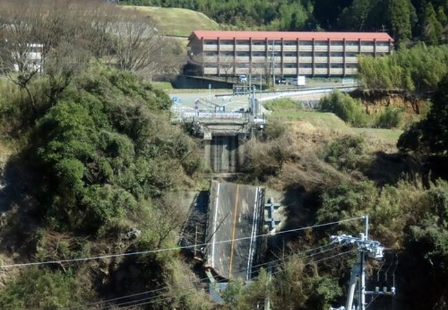 震災の爪痕が残ります