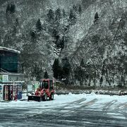 白糸の滝ドライブインの対岸にある美しい一筋の滝です