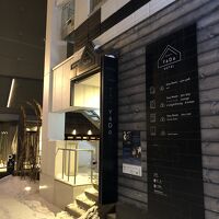 雪道は滑り易いので気をつけて、雑居ビルの上階がホテルです。