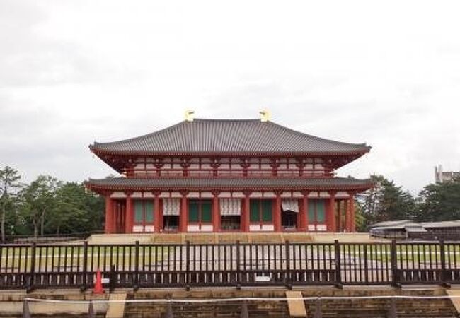 中金堂　金ぴかのお釈迦様