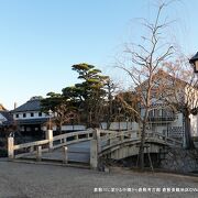 中橋に立ち倉敷考古館のなまこ壁を背景にした記念撮影ポイント