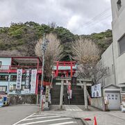 眉山の麓にある神社